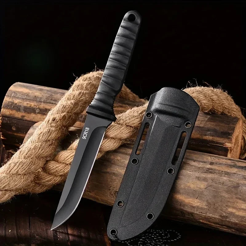 Couteau de survie haute dureté avec lame noire et poignée ergonomique, accompagné de son étui en nylon