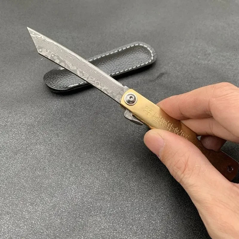 Couteau pliant Higonokami en acier damassé avec une poignée en laiton pour un style traditionnel