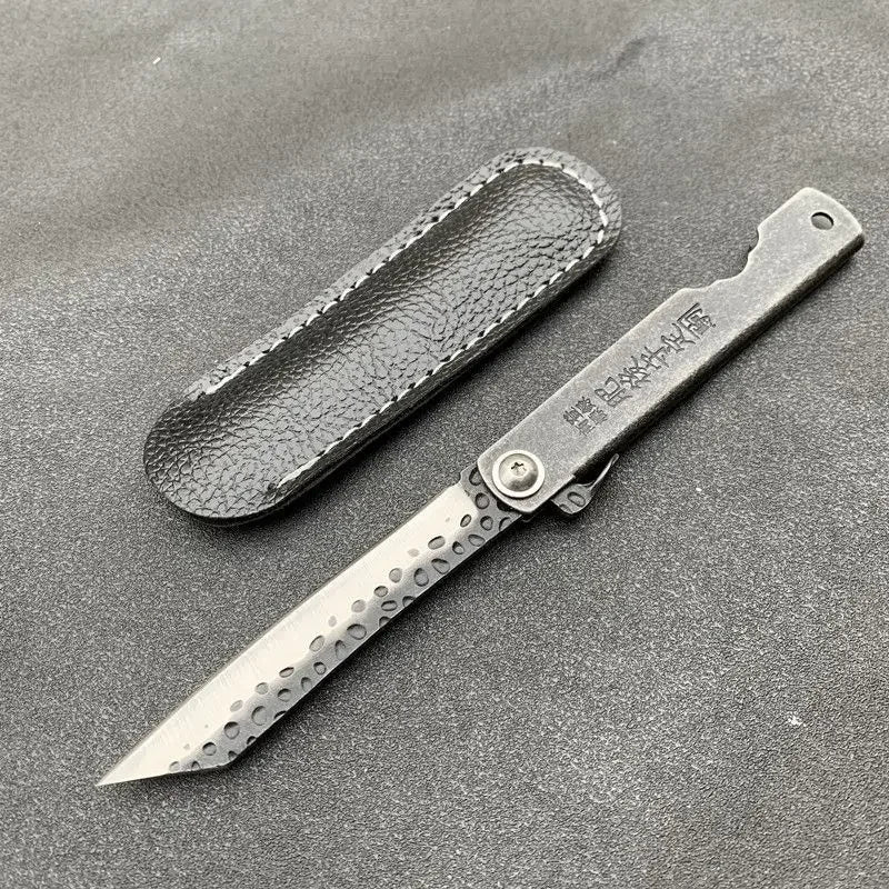 Couteau pliant Higonokami en acier avec étui en cuir noir, design compact et élégant