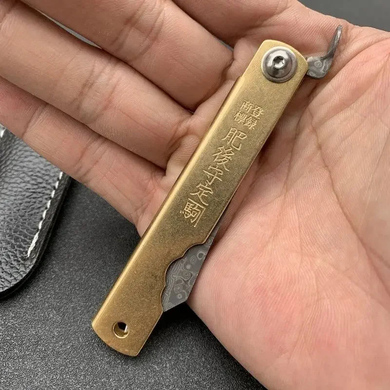 Couteau pliant Higonokami en laiton avec une lame fine, idéal pour les activités en plein air
