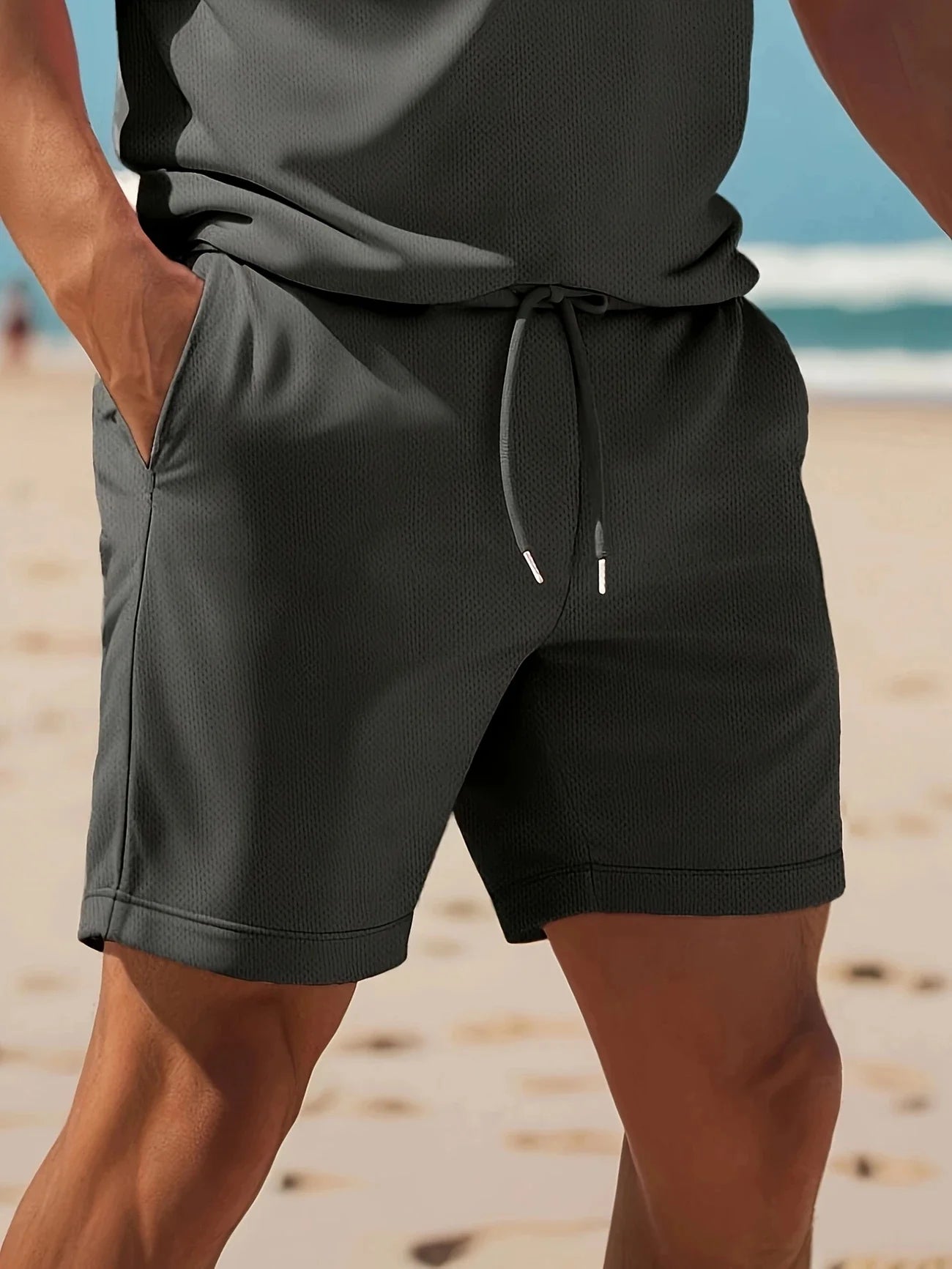 Short noir de l'ensemble deux pièces homme été Sentinelle Alpha porté à la plage