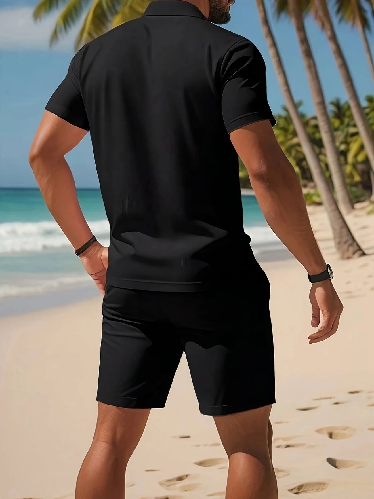 Ensemble deux pièces homme été noir de Sentinelle Alpha porté sur une plage tropicale
