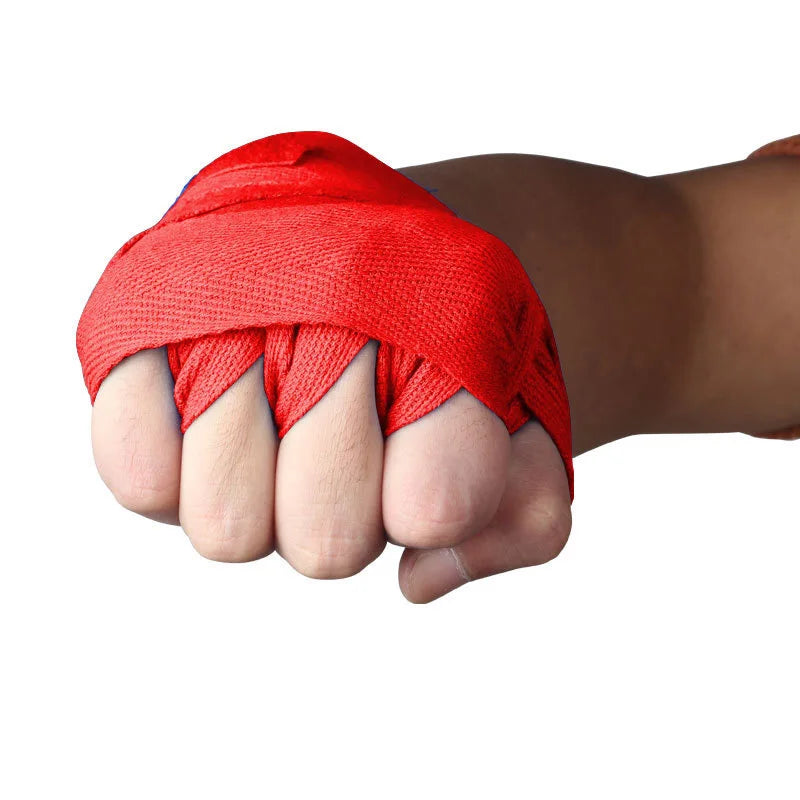 Bandes de boxe protection rouges enroulées sur le poignet pour un meilleur soutien pendant l'entraînement